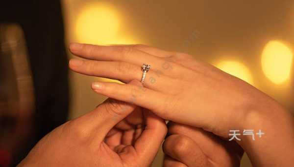 结婚后能有多少戒指（结婚后戒指可以戴到右手的小指吗）